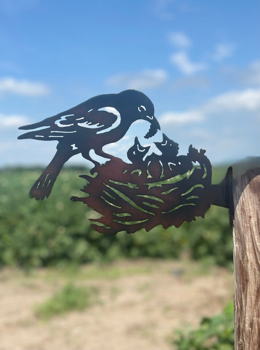 vogel voerend op nestje